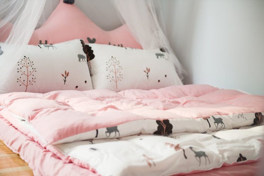 How to Use Pillow Shams to Cheat Your Way into a Better Room Decor